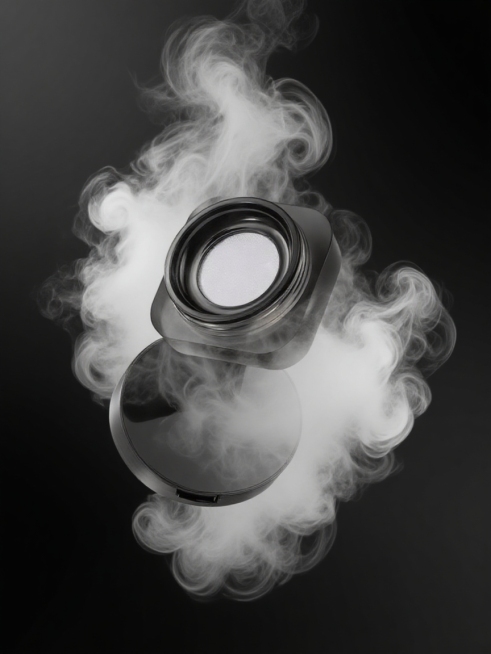 产品周围白色烟灰，飘扬面积大，粉量少，粉质轻盈，黑色渐变背景，一键换背景，电商商品图预览效果