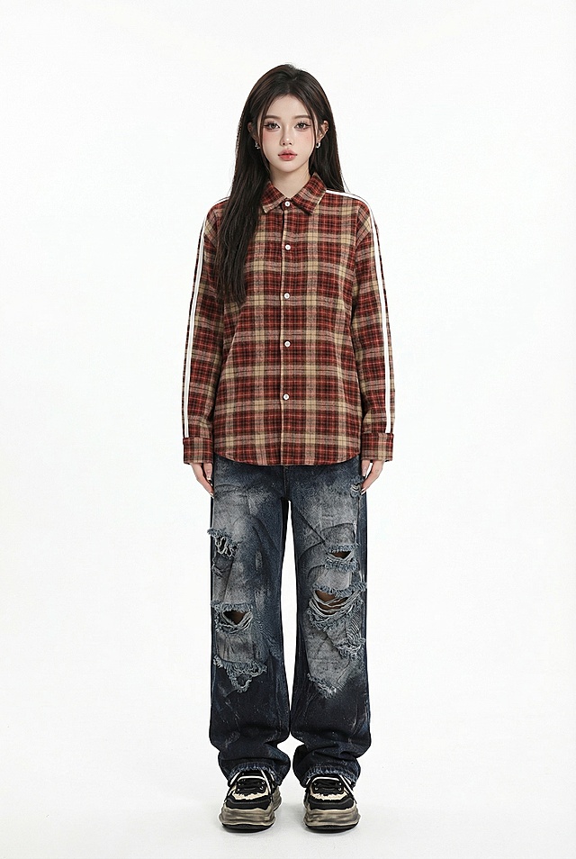 将提供的红棕格子衬衫、破洞做旧牛仔裤、黑拼米色板鞋自然穿搭到模特身上，扩展出完整全身，生成纯白背景的全身穿搭效果图，保留模特面部特征，保持穿搭自然合身