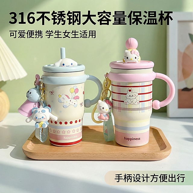 [主图 1] 新款316不锈钢保温杯首图场景展示，[氛围/风格] 温馨舒适治愈风，干净明亮自然光，[画面元素] 两个不同配色的可爱保温杯居中放置在桌面木质托盘上，保留产品原有外观和卡通挂件装饰，背景为干净清新的浅绿色墙面，柔和光斑洒在产品上，光影质感细腻，画面无边框满铺，[配色色系] 主色调：米白、浅粉、浅蓝；辅助色：木色、浅绿，整体柔和治愈，[视角构图] 平视拍摄，景深适中，主体突出，[文字版式] 主标题 "316不锈钢大容量保温杯" 加粗黑体位于画面左上角，副标题 "可爱便携 学生女生适用" 小号字，右下角浅色渐变块放置卖点 "手柄设计方便出行"，文字不遮挡产品主体，浅底深字对比清晰，[比例分辨率] 1:1 比例，2K 分辨率，保持产品外观与原图一致