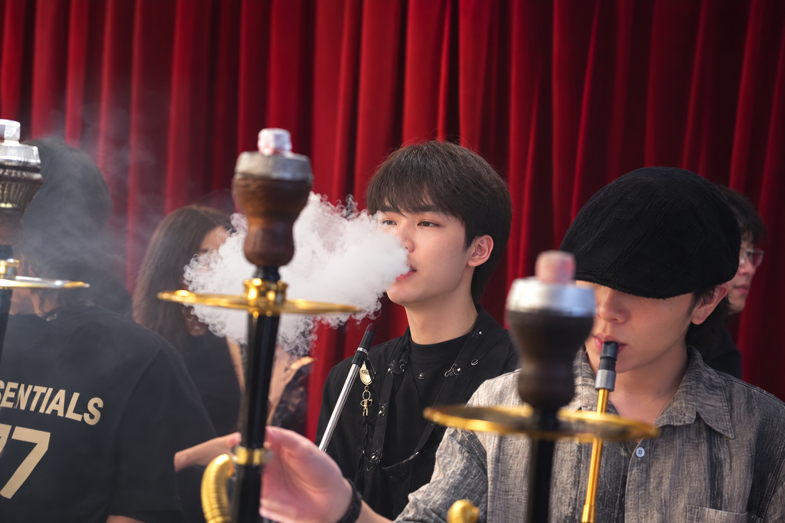 提升整体画质，去除噪点，增强精修质感，保留真实自然的写实质感，… - 图片创意预览