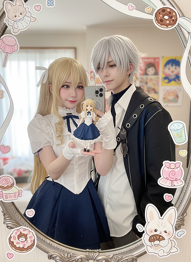 cosplayer真人写实照片，根据该图生成一张现实生活中扮演该角色的写实风格，人物所在的写实场景与原作相对应，人物一只手抬起拿着手机对着镜子正在自拍，另一只手靠近镜头托着带有与该cosplayer照片相对应的玩偶手办。手办的细节特征需精细到可清晰辨识。