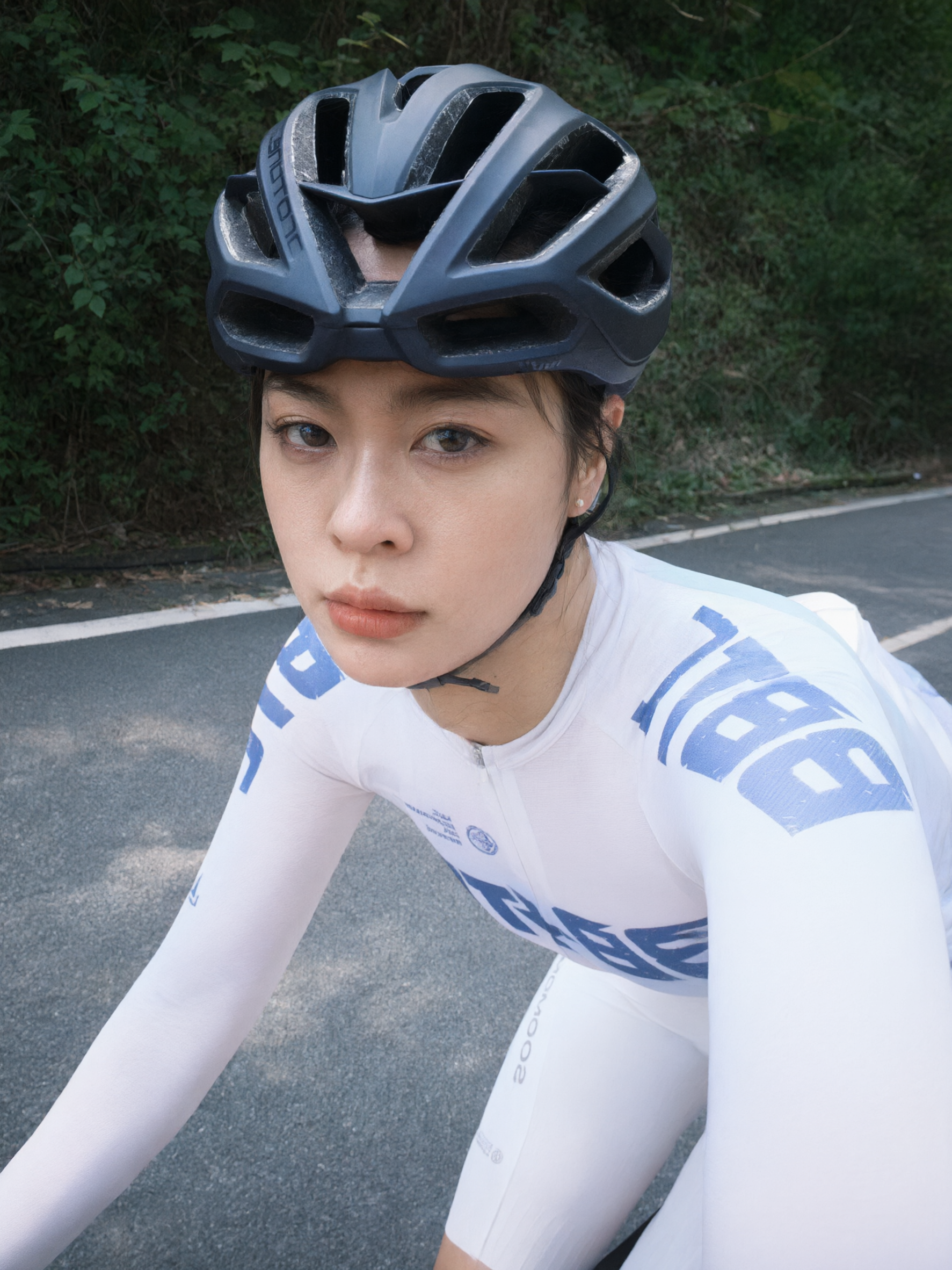 去掉骑行眼镜，更换人物长相，新的面部形象与原图完全不同，保持骑… - 图片创意预览