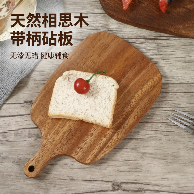 [主图 1] 带手柄相思木砧板美食场景首图
[氛围/风格] 日式简约家居风，干净明亮自然光，温馨美食氛围感。
[画面元素] 小号带手柄砧板斜放在做旧灰色木纹桌面上，砧板上放一片全麦吐司，顶部点缀一颗红预览效果