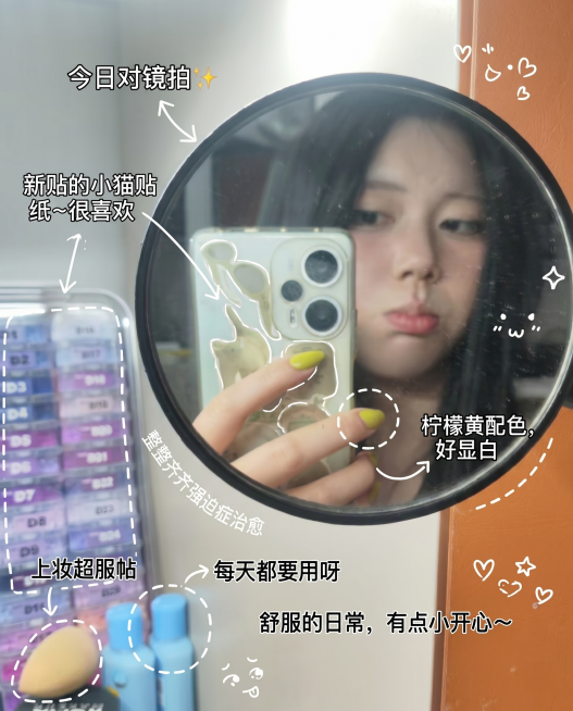 为这张自拍照片中的每个物件加上手绘风注解：
1. 使用白色细线手绘线条，一笔画风格，随性不均匀，沿着物件外围描轮廓，用箭头和虚线做视线引导
2. 文字使用日系可爱手写风格字体，简短自言自语小碎念，日记预览效果