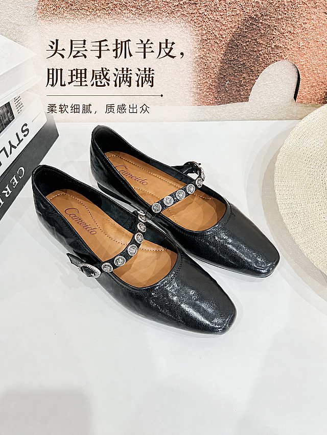 添加卖点文字“头层手抓羊皮，肌理感满满”到图片合适位置