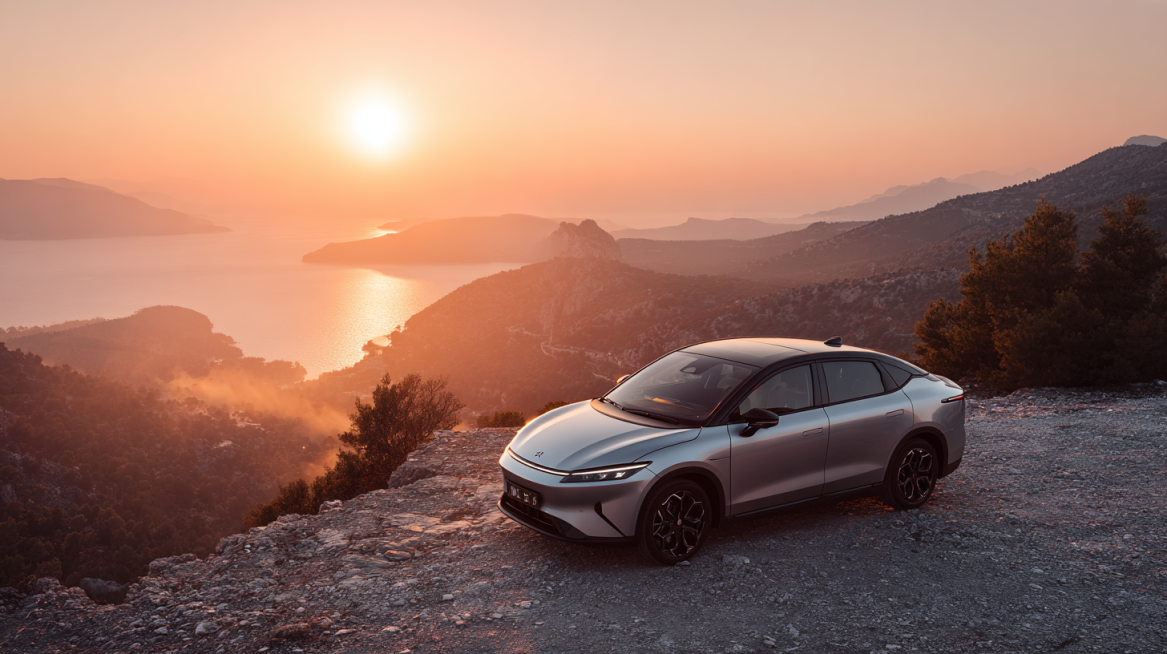 一辆零跑B01天幕灰停在旷野之巅或海边悬崖。夕阳西下，霞光万丈。智能呼吸格栅缓缓归位闭合，仿佛与天地一同完成一次完整的呼吸循环。车内，全景天幕将漫天霞光引入，与温馨的氛围灯融为一体。预览效果