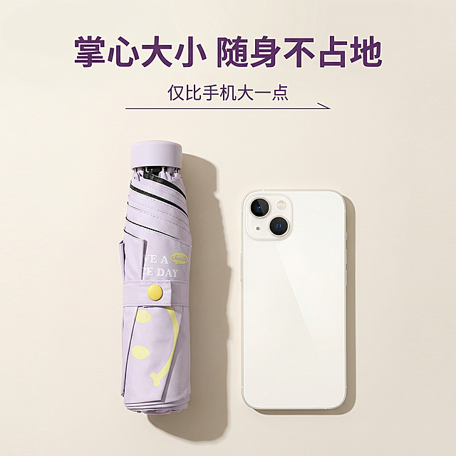 [主图 3]
[主图主题] 细节展示：迷你便携收纳体积
[氛围/风格] 清新简约ins风，光影风格和前两张统一
[画面元素] 折叠后的伞盒和普通手机并排摆放，对比展示迷你尺寸，背景是干净的浅色渐变，桌面摆放，清晰展示厚度和大小
[配色色系] 主色调：淡紫色、米白色，延续马卡龙清新配色
[视角构图] 平视居中构图，产品和参照物清晰展示，背景简洁
[文字版式] 顶部主标题“掌心大小 随身不占地”，下方用引线标注，“仅比手机大一点”，文字为深紫色无衬线体，保持清晰易读，不遮挡产品对比主体
[比例分辨率] 1:1比例，2k分辨率，产品颜色设计保持和参考图一致