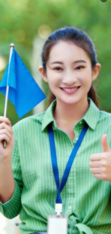 一只手竖起大拇指，一只手拿 着导游旗，手全部出现在画面，衣服换个颜色，换张脸预览效果