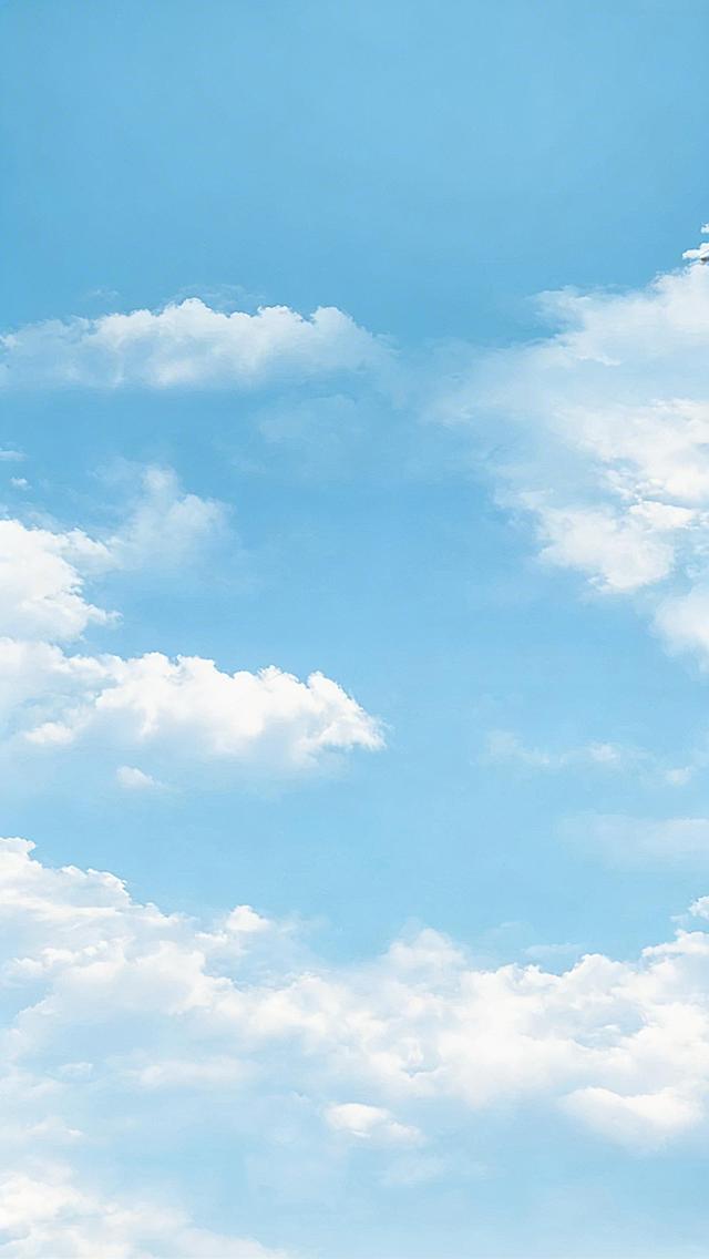 去除图片中所有的「花瓣」水印，保持蓝天白云的背景自然真实，没有修图痕迹