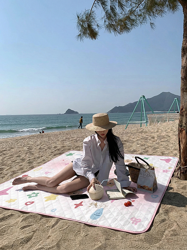 图一的垫子去掉换成图二的垫子，保持图二垫子真实质感与环境融合，图二垫子变大形状外观不变，保留图二垫子真实拍照风格，图片尺寸3:4