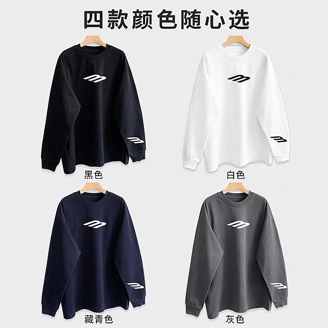 [第2屏] 多色集合展示页-展示黑色/白色/藏青色/灰色四款230G重磅纯棉印花长袖T恤，适配拼多多平台。本屏使用【图1】作为款式参考。
[氛围/风格] 清晰直观多色展示风格，浅灰底色，干净整洁，突出不同颜色差异，商业展示质感。
[元素布局] 页面分为四宫格，四个格子分别展示黑色、白色、藏青色、灰色四个颜色的同款T恤，每个格子里都完整展示T恤正面版型，每个颜色下方标注对应色名；上方留出大标题区域，说明本页内容，所有颜色的版型、印花位置保持与原图黑色款完全一致，仅更换面料颜色。
[光影质感] 均匀棚拍光影，每个商品都保留清晰轮廓和自然阴影，不同颜色的面料质感保持一致。
[配色色系] 全局底色 #f0f0f0；主色为四款T恤不同面料颜色，文字为深灰色，保持信息清晰。
[视角构图] 所有商品统一正面平视，四宫格均匀分布，阅读从上到下、从左到右。
[文字版式] 上方大标题「四款颜色随心选」，加粗字体居中；四宫格每个格子下方标注对应颜色名称：黑色、白色、藏青色、灰色，字体清晰，不遮挡商品主体。
[比例分辨率] 1:1 正方形比例，4K分辨率，文字清晰可辨，高清画质。
[负向提示词] 版型变形，颜色错位，文字错乱，商品重叠，水印，模糊，结构错误。