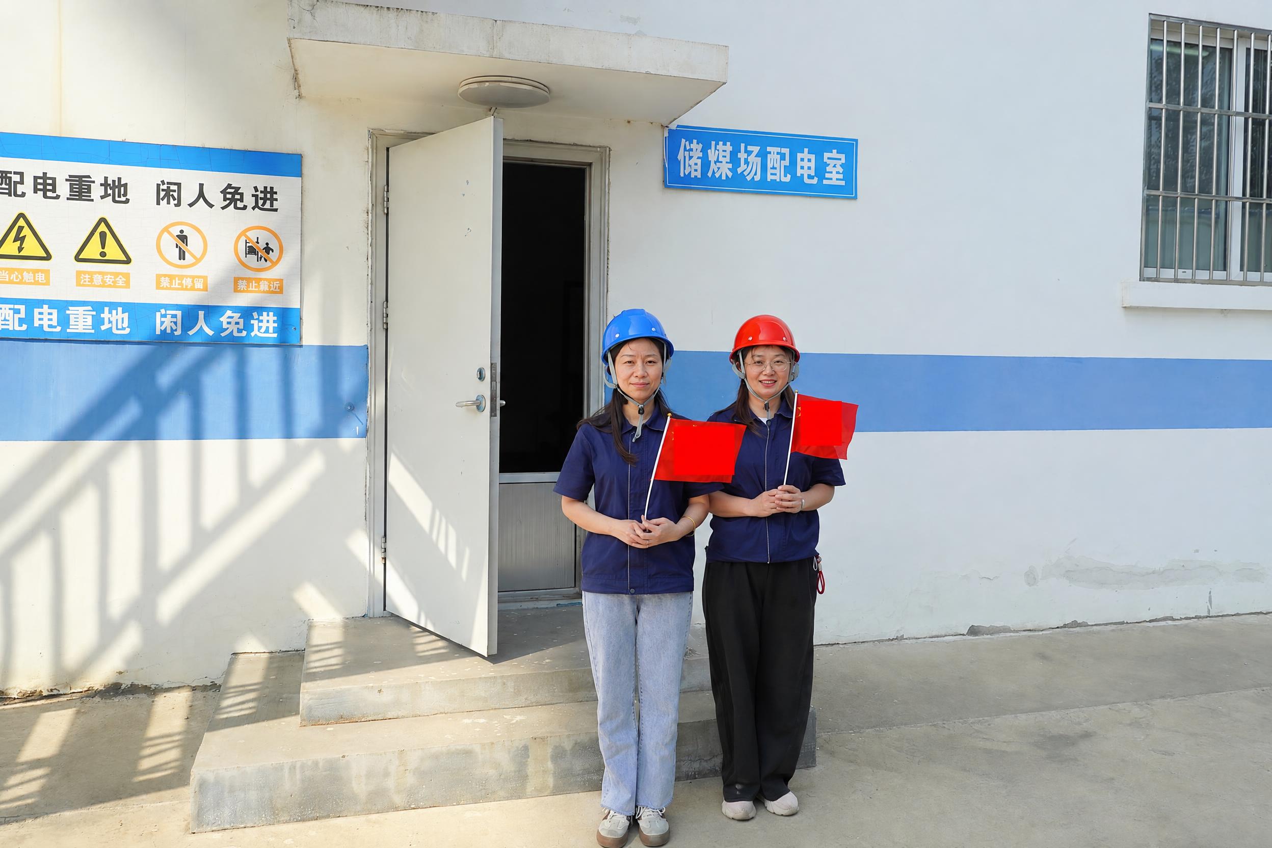 将左侧女性佩戴的蓝色安全帽调正，使帽檐水平、整体端正地戴在头上… - 图片创意预览