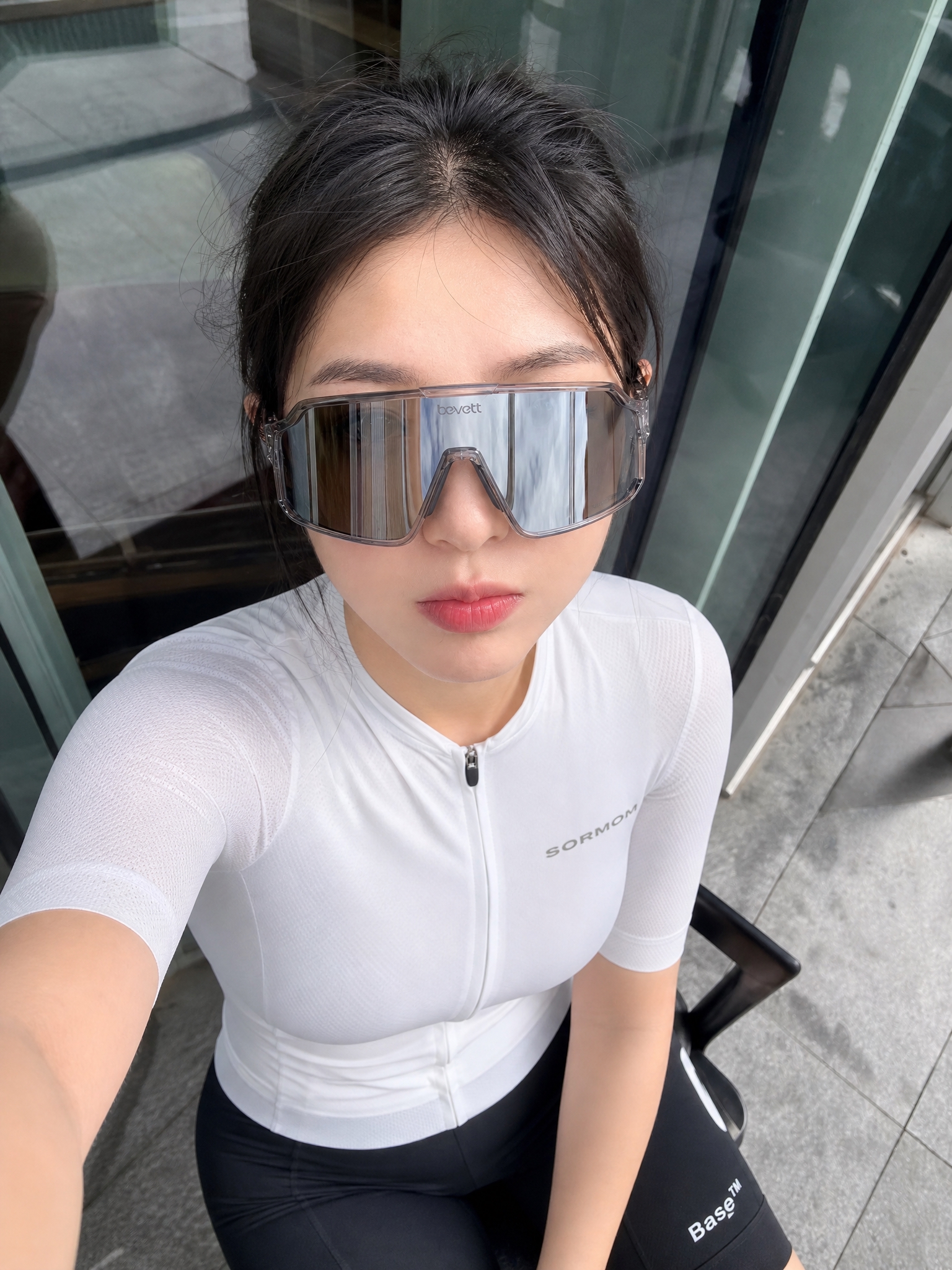 一位漂亮的中国女生，五官精致，化着干净又漂亮的妆容，哑光底妆，… - 图片创意预览