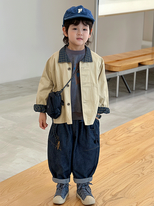 儿童模特试穿图片1的服装，模特身高90cm，保持合适比例，背景为韩系时尚基地，全身像，根据衣服样式搭配配饰，比例3:4