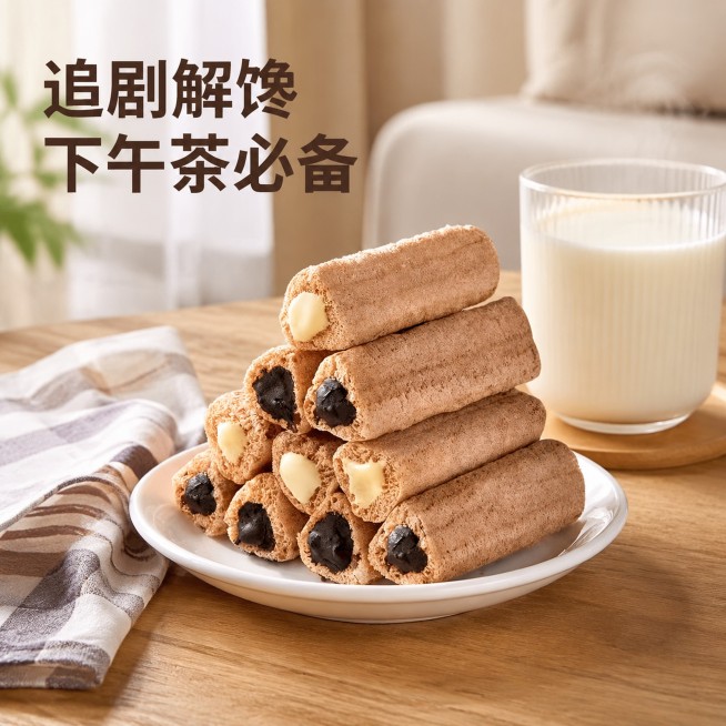 [主图-5] 熔岩三角酥下午茶场景展示主图。
[氛围风格] 生活场景代入风格
[画质] 商业摄影质感、光线柔和通透、产品清晰真实、画面干净高级。
[元素] 保持熔岩三角酥外观、颜色、夹心纹理与输入产品预览效果