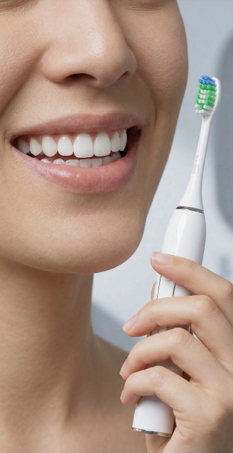 主题是:洁齿更便捷.要求不改变画面本身风格，画面改成一张嘴笑着，旁边手举着这只牙刷，干净的露齿笑预览效果