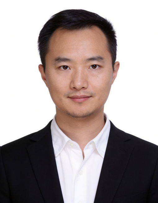 保留第一张图中人物发型､脸型､年龄特征生成标准样式纯正面证件照;人物主体严格居中,头部大小与位置严格对齐第二张图,双肩水平平衡,面部中轴线对齐画面中心,正视前方;标准证件照构图,人物绝对居中;头顶上方预览效果