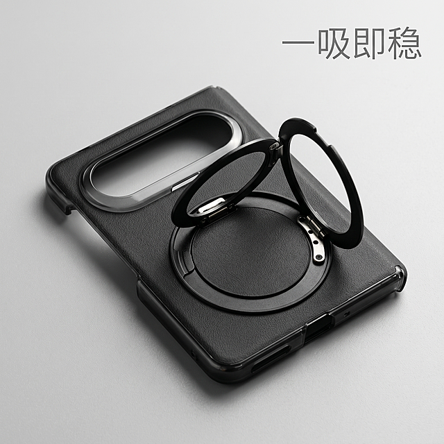 「图片1」「图片1」「图片1」第 1 屏（首屏视觉・抓眼）
视觉要求：
拍摄角度：45° 斜侧手持，同时展示橙 / 银 / 棕 / 黑四色手机壳（黑壳在前，其余三色叠在后方），手指轻触黑色壳的旋转支架
背景：统一浅灰色哑光墙面（无纹理，纯净简洁），光线用 “柔和侧光”（突出皮质纹理 + 支架金属质感）
细节：四色壳的皮质纹理清晰可见，支架处于半展开状态，露出旋转结构
构图：产品居中，上下左右留 15% 留白，整体画面简洁有层次
文案：「折叠屏专属 | 皮质壳 + 旋转支架，好看又好用」
字体：无衬线粗体（如思源黑体），颜色 #333333，位于画面底部居中
第 2 屏（皮质质感亮点）
视觉要求：
拍摄角度：垂直俯拍，聚焦黑色壳的皮质区域
背景：统一浅灰色哑光桌面
光线：顶光 + 柔光（均匀打亮纹理，避免反光），放大至 “1cm² 皮质区域”，清晰展示细腻颗粒纹理
细节：用手指轻触纹理（仅露指尖），体现 “亲肤手感”
构图：皮质特写占画面 80%，居中展示，四周留白
文案：「不止是壳：细腻皮质握感舒服，摸得到的高级」
字体：无衬线常规体，颜色 #555555，位于画面底部居中
第 3 屏（360 旋转支架功能）
视觉要求：
构图：左右分栏（左 50%+ 右 50%）
背景：统一浅灰色哑光桌面
左栏：支架 360° 旋转动态图（3 帧：折叠→半旋→全展开），展示旋转的流畅性
右栏：支架立屏实拍（横屏 + 竖屏各一张）：上半部分是横屏立着刷剧，下半部分是竖屏立着办公
光线：柔和顶光
文案：「想怎么放都行：360° 旋转支架，横屏刷剧、竖屏办公都方便」
字体：无衬线常规体，颜色 #555555，位于画面底部居中
第 4 屏（多配色选择）
视觉要求：
构图：四宫格（2×2），每格展示一种配色的装机效果
背景：统一浅灰色哑光桌面
细节：
左上：活力橙装机图（搭配浅色手机）
右上：质感黑装机图（搭配深色手机）
左下：简约银装机图（搭配银色手机）
右下：轻奢棕装机图（搭配金色手机）
光线：统一柔和侧光
文案：「选色适配风格：
▶ 活力橙→日常出街
▶ 质感黑→商务办公
▶ 简约银→低调百搭
▶ 轻奢棕→精致格调」
字体：无衬线常规体，颜色 #555555，位于四宫格下方
第 5 屏（折叠屏精准适配）
视觉要求：
主视觉：装机后开合动态图（3 帧：闭合→半开→完全展开）
背景：统一浅灰色哑光桌面
细节：展示 “中轴处无卡顿、壳身与屏幕无缝贴合”，用白色箭头标注 “开合无阻碍”
光线：环绕柔光
文案：「专为折叠屏做的：开合不卡屏，折叠处严丝合缝」
字体：无衬线常规体，颜色 #555555，位于画面底部居中
第 6 屏（商务场景・办公）
视觉要求：
场景：极简办公桌（仅放笔记本电脑 + 文件），背景为浅灰色哑光墙面
主视觉：支架竖屏立着，屏幕显示商务文档，手机壳为质感黑配色
光线：办公环境光（柔和不刺眼），背景统一浅灰色调
文案：「办公用它：支架解放双手，讲方案更从容」
字体：无衬线粗体，颜色 #333333，位于画面底部居中
第 7 屏（日常场景・通勤 / 居家）
视觉要求：
构图：左右分栏（左：通勤；右：居家）
背景：统一浅灰色哑光桌面
左栏：通勤手持图（手插在口袋里，露出手机壳一角，配色为活力橙）
右栏：居家刷剧图（支架横屏立着，屏幕显示剧集，配色为简约银）
光线：左栏自然光，右栏暖光，均统一浅灰色背景
文案：「日常带它：轻便不占地，揣兜通勤、居家刷剧都合适」
字体：无衬线常规体，颜色 #555555，位于画面底部居中
第 8 屏（细节保护・镜头 / 中轴）
视觉要求：
构图：左右分栏（左：镜头；右：中轴）
背景：统一浅灰色哑光桌面
左栏：镜头区特写（垂直俯拍），展示 “镜头加高 0.3mm”，用白色箭头标注
右栏：中轴贴合特写（侧拍），展示 “壳身与中轴无缝贴合”
光线：顶光 + 柔光
文案：「核心区不裸奔：镜头加高、中轴贴合，日常用更安心」
字体：无衬线常规体，颜色 #555555，位于画面底部居中
第 9 屏（手感体验）
视觉要求：
拍摄角度：第一人称视角（手指握持壳身）
背景：统一浅灰色哑光桌面
细节：展示 “壳身轻薄（约 25g）”，手指与皮质的接触自然
光线：侧光（突出亲肤质感），背景虚化
文案：「握在手里的舒服：皮质壳身轻薄，久握不压手」
字体：无衬线常规体，颜色 #555555，位于画面右侧
第 10 屏（信任收尾）
视觉要求：
构图：产品多角度实拍（支架展开 / 闭合 / 装机）+ 四配色展示，拼接成横幅
背景：统一浅灰色哑光墙面
光线：统一柔和侧光
文案：「折叠屏用户的实用之选：质感、支架、适配，这壳懂你」
字体：无衬线粗体，颜色 #333333，位于画面底部居中