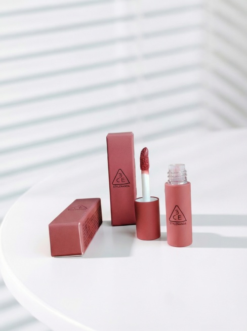 帮我把第一张的产品图放在第二张图的场景中，第二张的产品图去掉预览效果