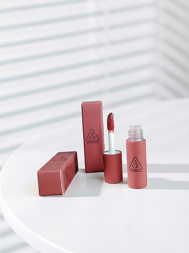 帮我把第一张的产品图放在第二张图的场景中，第二张的产品图去掉