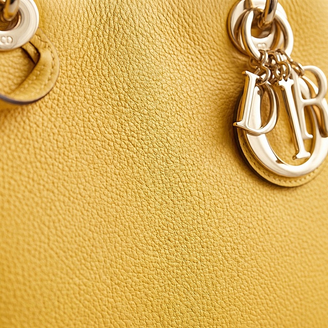 材质纹理细节：Macro Shot, UltraDetail, High Definition, Natural Soft Light, grained leather texture, fine grain surface, smooth leather finish, matte texture, close-up view of the material, 1:1 aspect ratio, strictly restore all details including color, logo position and surface pattern as in the uploaded product image