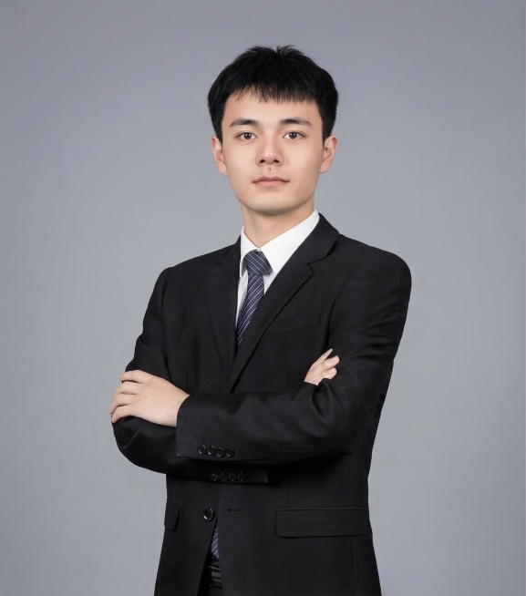 保留图一中人物的面部特征和形象不变，将拍照姿势修改为图二所示的双臂交叉抱胸的半身商务形象照，灰色渐变背景，黑色西装搭配领带，写实摄影风格，画质清晰自然预览效果