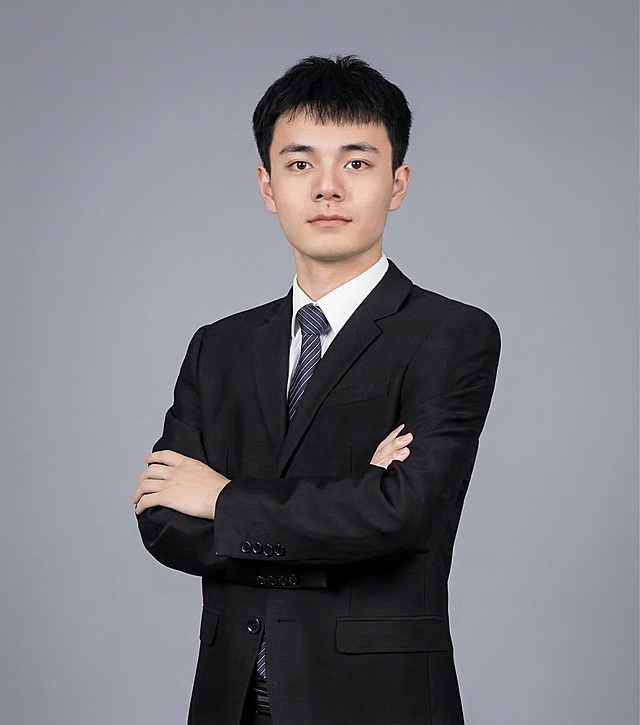 保留图一中人物的面部特征和形象不变，将拍照姿势修改为图二所示的双臂交叉抱胸的半身商务形象照，灰色渐变背景，黑色西装搭配领带，写实摄影风格，画质清晰自然