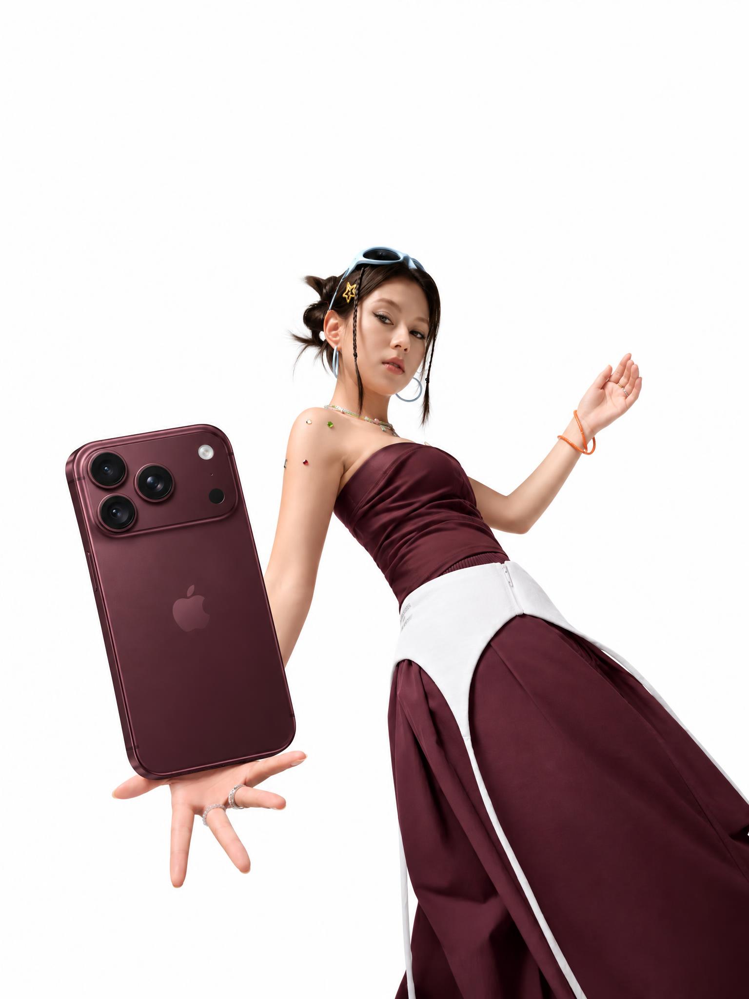 将第一张图中的投影仪产品替换为第二张图中的酒红色iPhone… - 图片创意预览