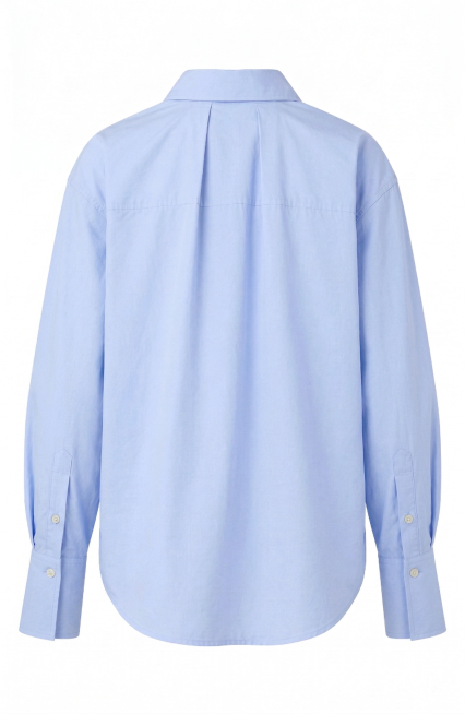 仅将图中衬衫的袖子面料替换为和大身一致的纯色浅蓝衬衫面料，不改变袖子的版型结构和其他任何部分，纽扣位置和样式保持不变，整体依然是衬衫背面图预览效果