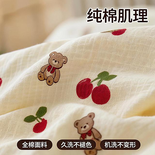 「图片1」，生成一套主图（6张）不同角度，还有一张有真人 体验的，商品名称是1.5米纯棉四件套床笠款，卖点是### 吊牌短卖点
1. 100%纯棉，透气亲肤可裸睡
2. 全包床笠，防滑不移位
3. 清新小熊樱桃印花，久洗不褪色
4. 适配1.5m床，全套配齐
5. 柔软肌理，机洗不易变形，适配小红书平台，主图比例为1:1