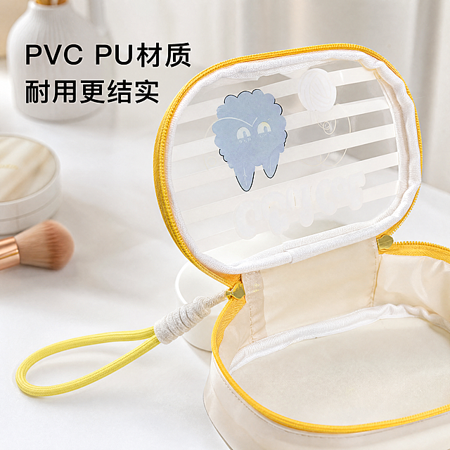 [主图-4] 卡通猫洗漱袋细节展示，突出PVC PU材质做工。氛围风格：品质细节展示风；画质：商业摄影质感、光线明亮柔和通透、产品清晰真实、画面干净高级；元素：特写展示卡通猫洗漱袋的拉链、提手、包边和透明印刷图案细节，保持材质纹理、颜色、做工细节与原图绝对一致。放置在光线明亮的梳妆台桌面，局部特写突出耐用做工。商品主体占比约75%，画面满屏无边框。光影：侧光突出材质纹理和包边走线，细节清晰。配色：保持产品原有黄白黑配色，背景浅白。视角构图：近距离特写，聚焦拉链和提手区域，景深较浅突出细节。文字版式：左侧标注"PVC PU材质 耐用更结实"，黑色清晰字体不遮挡细节。比例分辨率：1:1比例，4k分辨率，文字清晰可辨，超高清。负向提示词：变形，水印，文字错乱，产品图模糊，背景杂乱。