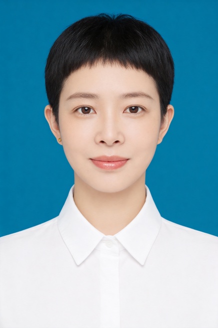 保留第一张图中人物发型､脸型､年龄特征生成标准样式纯正面证件照;人物主体严格居中,头部大小与位置严格对齐第二张图,双肩水平平衡,面部中轴线对齐画面中心,正视前方;标准证件照构图,人物绝对居中;头顶上方预览效果