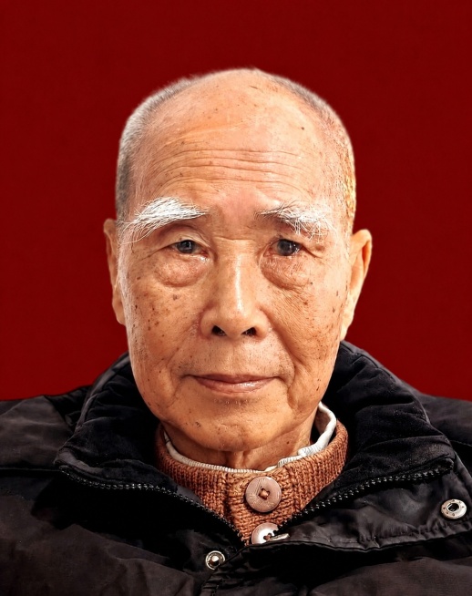 调整老人嘴部，减小微笑幅度，修改为幅度更小的自然浅笑，保持老人的其他面部特征、服装、红色背景全部不变，保留照片原有的真实质感预览效果