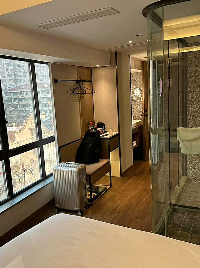 画面中添加银色行李箱