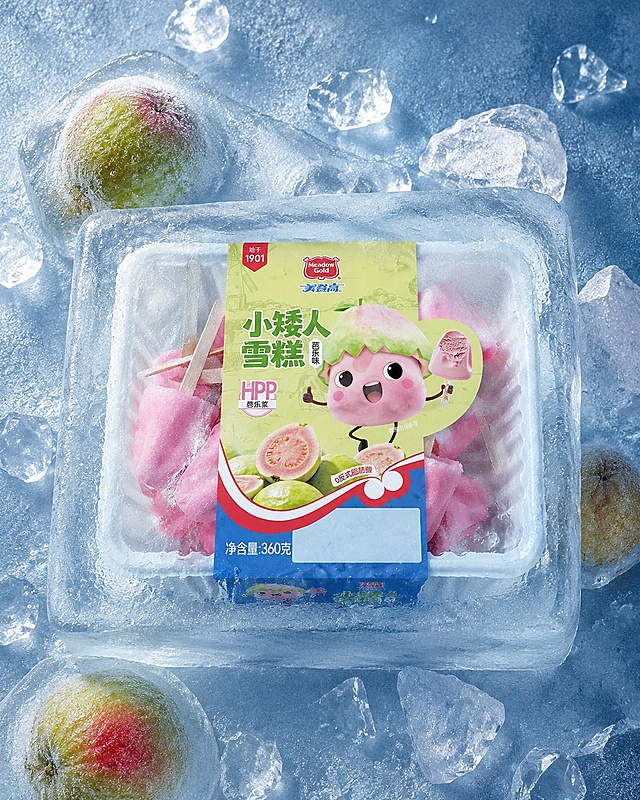 雪糕包装盒，严格参照上传产品图，完整保留所有可见组件、部件、轮廓形状、结构、比例、材质质感、颜色与产品本体上的文字信息（logo/品牌/品名/规格等），与上传图完全一致。
俯视棚拍冰面场景，冷调冰蓝清透色调。
产品被完整冻在一块大冰块中央，冰块表面有自然的冰裂纹与结霜质感，周围散落多块不规则碎冰，冰中还冻着两三颗完整的芭乐鲜果（番石榴，外皮绿中带粉），自然分布在包装盒周围，呈现冰爽清凉的组合语境。
柔和顶光漫射（还原参考图光线方向），产品受光面泛起冰蓝色冷光、暗部与边缘映射冰块透明淡蓝的光晕，与冰面环境物理融合，无抠图贴片感。
产品位于画面正中央，特写构图，冰块与碎冰填满画面，背景为磨砂质感冰面。
动态感：冰块表面有细密水珠与霜花凝结，呈现冰凉通透的物理张力。
视角：微俯25°俯视视角（相对参考图正面偏转）。
全量换款清单：①主体产品：参考图威士忌玻璃瓶 → 生成图雪糕方盒包装盒（同主体位置，替换为上传的雪糕盒）；②冰中冻物：参考图无鲜果 → 生成图冰中冻着两三颗芭乐鲜果（番石榴）；③碎冰：参考图多块不规则透明冰块 → 生成图多块不规则透明碎冰（同冰材质，换形状与分布）；④背景承载面：参考图磨砂冰面 → 生成图磨砂质感冰面（同冰材质，换纹理细节）。
4K 超写实商业摄影，光追质感。严格锁定宽高比为 4:5。