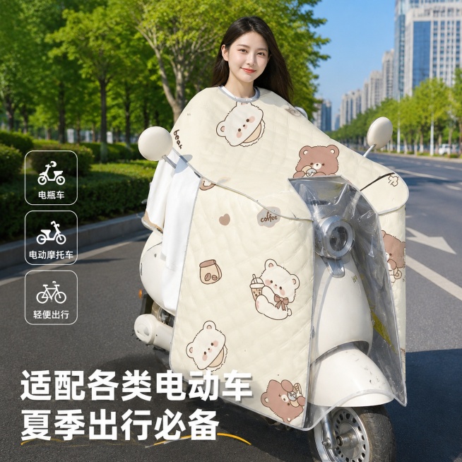 [主图-5] 全场景适用展示，打消决策顾虑。氛围风格：生活化场景，真实代入。画质：高清真实摄影，自然生活感。元素：保持挡风被产品外观、印花和颜色和原图完全一致，展示它适配电动车的整体效果，更换模特头部预览效果