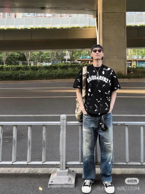 让图中的模特穿上第二张图片的黑色泼墨印花短袖T恤，保持模特姿势、场景和整体风格不变，自然真实预览效果