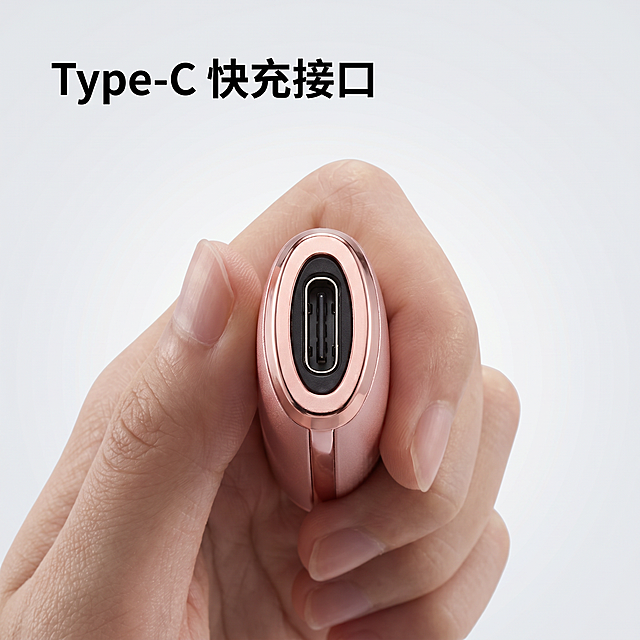 [主图 2] Type-C充电口细节展示，ins极简风。
[氛围风格] 现代简约干净高级，ins冷白风。
[画质] 商业棚拍质感、光线均匀柔和、产品清晰锐利、画面干净极简。
[元素] 放大展示产品底部Type-C充电接口，手持产品部分在浅灰色渐变背景上，保持充电口金属边框和接口细节和原图一致，产品清晰，接口锐利突出。产品主体占比约70%。
[光影] 均匀棚拍柔光，突出接口轮廓和金属质感，阴影柔和干净。
[配色] 浅灰色渐变背景，产品玫瑰金色，对比干净高级。
[视角构图] 特写平视，接口位于视觉中心。
[文字版式] 左上角标注“Type-C 快充接口”黑色文字，简洁明了，不遮挡接口。
[比例分辨率] 1:1 比例，2k分辨率；文字清晰锐利，画面超高清。
[负向提示词] 变形，水印，文字错乱，产品模糊，背景杂乱，接口虚化，色差，彩色背景。