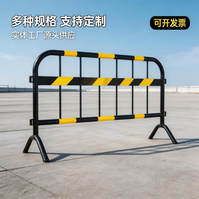 [垫图] https://cdn.dancf.com/fe-assets/20260313/9ed5cf309814be74bc807a3c094c4a1a.png
铁马护栏产品主图，铁马护栏放置在开预览效果