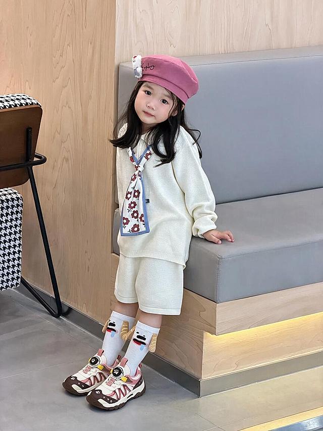 将第一张图中的鞋子穿到第二张图中人物的脚上，替换人物脚上原有的鞋子，保持第二张图的背景、人物、姿势、构图和其他所有元素完全不变，鞋子的角度、透视、光影和阴影要与第二张图的场景自然融合，整体风格、色调和画质保持一致