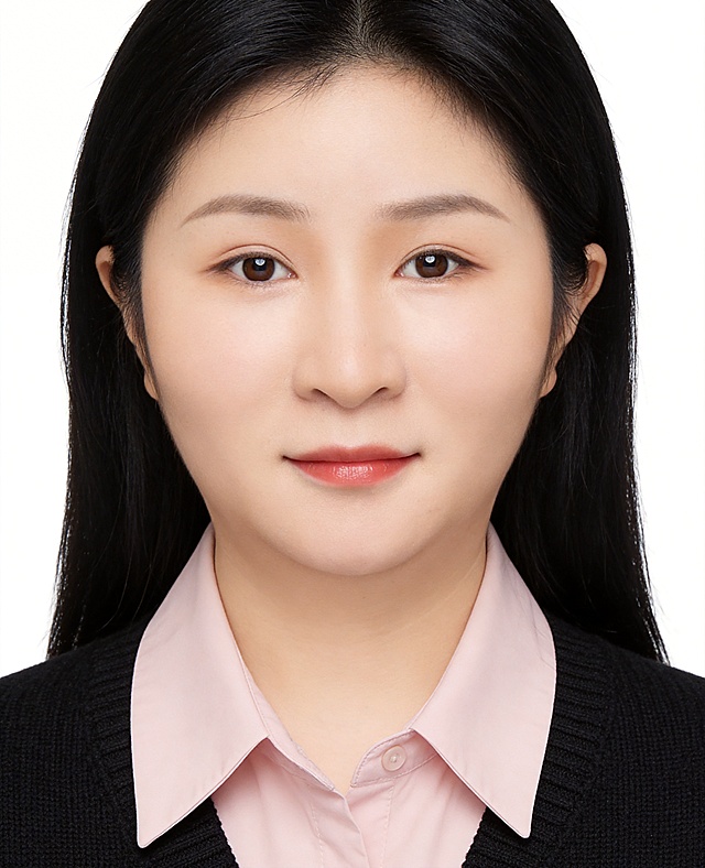 保留第一张图中人物发型、脸型、年龄特征生成标准样式纯正面证件照;人物主体严格居中,头部大小与位置严格对齐第二张图,双肩水平平衡,面部中轴线对齐画面中心,正视前方;标准证件照构图,人物绝对居中;头顶上方距离上边缘高度10%,下巴距离画面下边缘高度30%,人物主体占比约68%;肩部平展与画面水平轴平行;头部占比严格对齐第二张图;提亮肤色,消除暗沉,清透裸妆,隐形毛孔,均匀肤色,唇色自然提亮;肤色白皙细腻,轻透裸妆+微微提亮;底妆轻薄服帖;淡妆:极细内眼线,唇色微微润泽;眼神澄澈,看向镜头,气质自信,嘴角微微上扬表情自然;耳廓可见度一致;肩部平展,肩线与画面水平轴平行;头肩比例协调呈现;免冠,五官完全露出,不戴帽子,无头饰,无发带;标准焦段50mm,纯正面,入境范围头部至胸部以上区域,F/4光圈(兼容F/2.8-F/4区间),平视视角(镜头与人物视线完全齐平),正视视图;人物绝对居中(居中构图),位于画面中心;严格限定标准证件照规格;视线水平(瞳孔连线与画面水平线平行);双耳对称露出,双肩水平且平衡,头部占比严格对齐垫图,禁止大头照;专业证件照质感,高清人像质感,细腻皮肤纹理,高分辨率;柔和正面顺光均匀柔光,面部明亮无硬影,背景均匀提亮,画质清晰,零噪点降噪;面部清晰;背景亮度均匀统一;高清锐利画质,细节清晰可见;零噪点处理;色彩还原自然,均匀柔和布光,无明显阴影,面部光影干净,柔光正面打光,自然光影过渡,皮肤质感细腻,哑光质感;严格按照第一张图内容生成,分辨率4K;头发调整为黑色长发自然垂在肩后，头发挂在耳后，漏出耳朵，额前没有碎发遮挡，漏出眉毛；衣服修改为浅粉色衬衫外穿黑色针织马甲；极简纯色白色背景。画面比例5:7