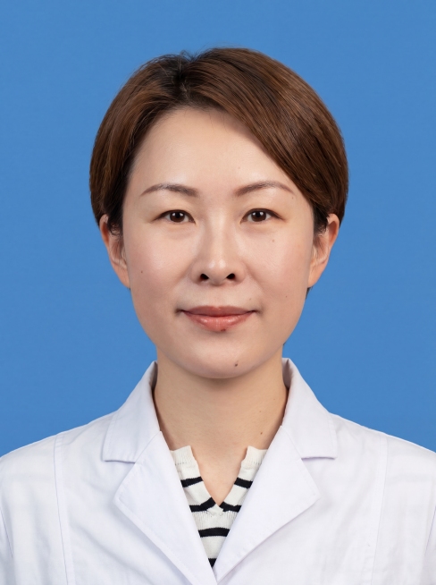 保留第一张图中人物发型､脸型､年龄特征生成标准样式纯正面证件照;人物主体严格居中,头部大小与位置严格对齐第二张图,双肩水平平衡,面部中轴线对齐画面中心,正视前方;标准证件照构图,人物绝对居中;头顶上方预览效果