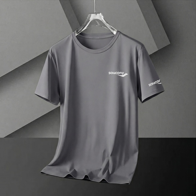 将图1的衣服替换为图2的带有saucony标志的灰色速干T恤，保持图1的悬挂展示场景预览效果