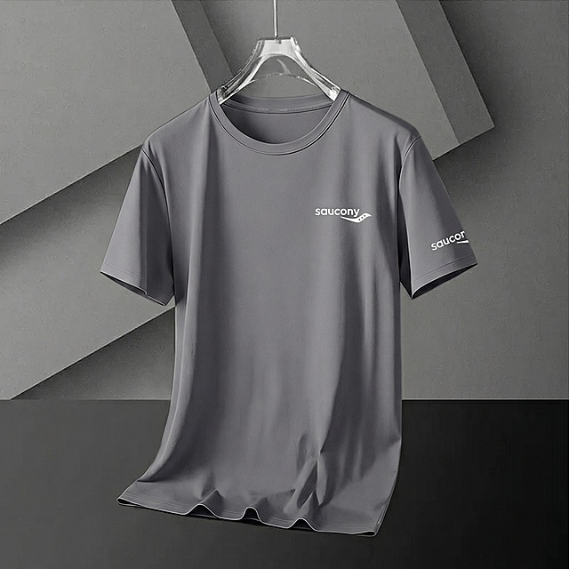 将图1的衣服替换为图2的带有saucony标志的灰色速干T恤，保持图1的悬挂展示场景