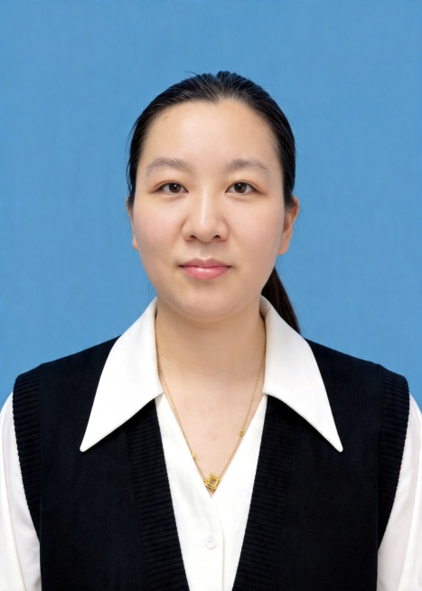 保留第一张图中人物发型､脸型､年龄特征生成标准样式纯正面证件照;人物主体严格居中,头部大小与位置严格对齐第二张图,双肩水平平衡,面部中轴线对齐画面中心,正视前方;标准证件照构图,人物绝对居中;头顶上方预览效果