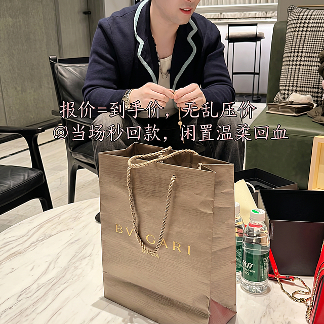 小红书闲置奢侈品回收电商主图，商品为宝格丽品牌纸袋，风格真实高级，适合小红书800*800尺寸，添加文案"报价 = 到手价，无乱压价 🍥当场秒回款，闲置温柔回血"