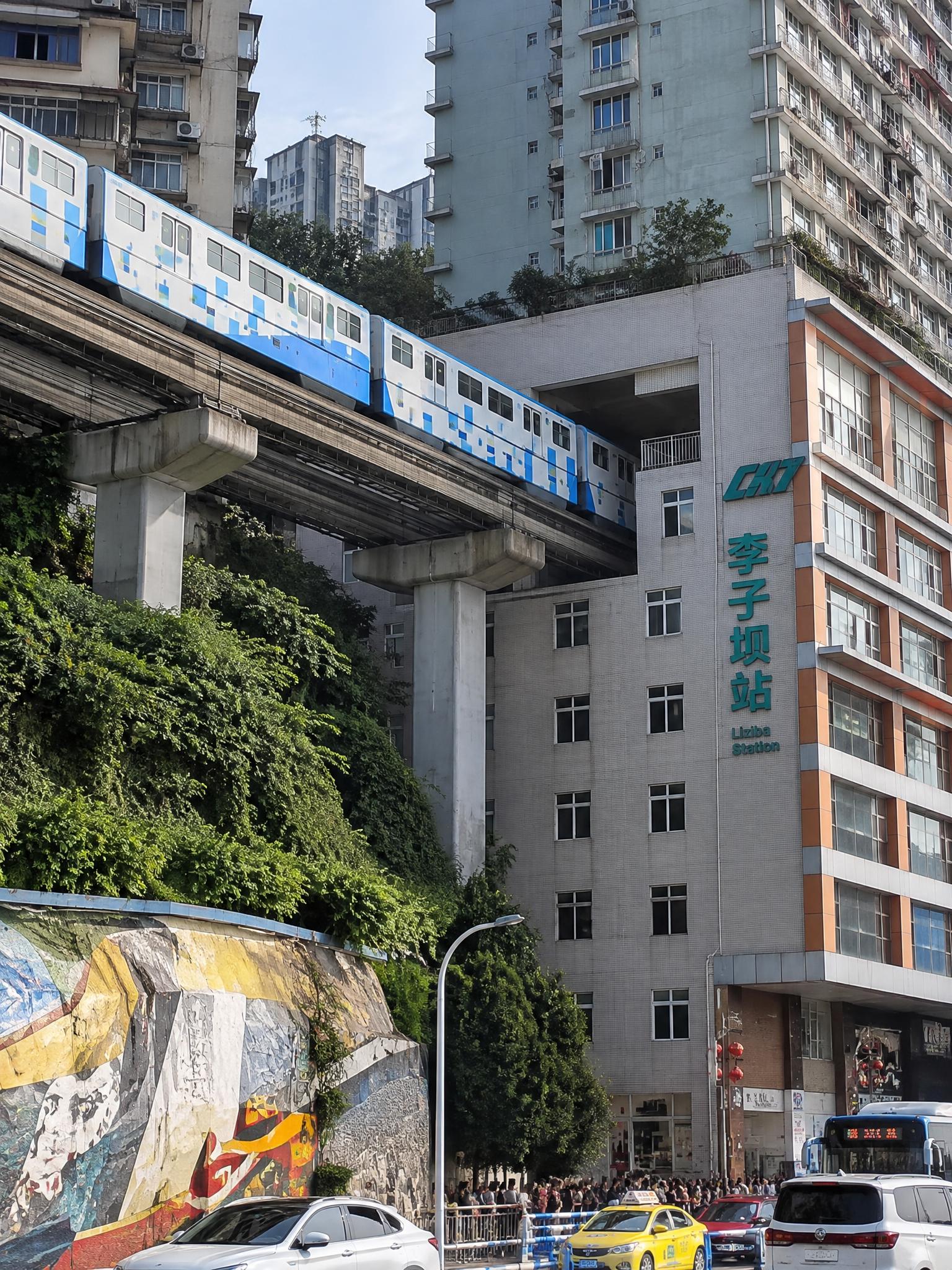 李子坝轻轨穿楼高清实拍风景图，神一样的交通，重庆轻轨穿楼而过，… - 图片创意预览