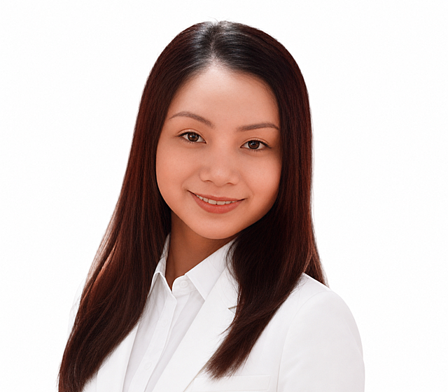 把图中人物上衣改成干净挺括的白色女士商务装，保留人物的发型、面部和整体构图不变