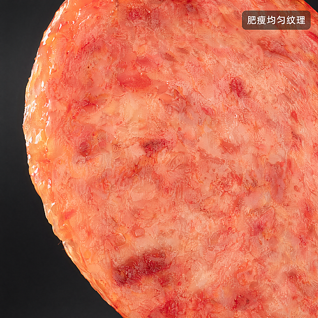 [主图-5] 火腿切片纹理细节微距特写，展示肉质品质
[氛围风格] 微距特写突出品质质感，高级食品摄影
[画质] 商业摄影质感，光线柔和通透，产品清晰真实，画面干净高级，4k分辨率
[元素] 微距镜头拍摄火腿切片横截面特写，放大展示肥瘦均匀的大理石纹理，油润光泽清晰可见，少量油光反射突出新鲜度。保持火腿切片纹理结构、颜色质感与输入产品图绝对一致，杜绝任何变形和色差，精细化处理。纹理充满大部分画面，主体突出
[光影] 逆光侧光结合，光线透过肉片边缘，突出肉质细腻感和油润度，纹理光影层次丰富
[配色] 以肉片本身粉白红棕自然纹理颜色为主，背景深灰色突出主体纹理
[视角构图] 特写构图，填满画面，突出细节
[文字版式] 右上角落小字标注「肥瘦均匀纹理」，白色字体配深色半透明底，不遮挡主体纹理，不影响细节展示
[比例分辨率] 1:1比例，4k分辨率，文字清晰可辨，超高清
[负向提示词] 变形，水印，文字错乱，产品图模糊，背景杂乱，文字遮挡主体纹理