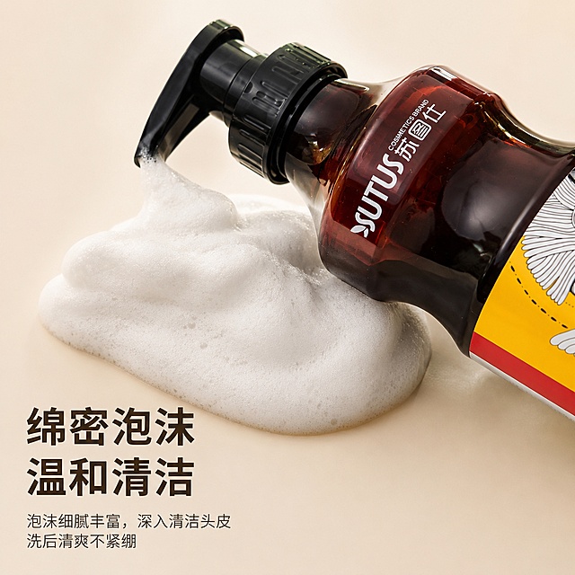 [主图-3] 苏图仕防脱洗发水泡沫质地展示；小清新风格；商业摄影极致微距质感，光线柔和通透，产品清晰真实，画面干净高级；产品斜放在纯净浅米色背景上，瓶口挤出一大团绵密细腻的白色泡沫，泡沫蓬松轻盈带有细密气孔，自然光泽；保持洗发水瓶身外观、物理结构、材质质感、颜色与输入产品图绝对一致，杜绝任何变形和色差，精细化处理；商品主体占比约70%；柔光从左前方打亮，突出泡沫绵密感和瓶身通透感，光影层次柔和；主色调浅米色+奶白色泡沫，棕色瓶身形成自然对比；微距平视构图，焦点落在泡沫上清晰锐利；左下角文案标注"绵密泡沫 温和清洁"，大字加粗，小字辅助说明，不遮挡泡沫主体；1:1比例，4k分辨率，文字清晰可辨，超高清；负向提示词：变形，文字错乱，产品图模糊，背景杂乱，水印，电商平台Logo